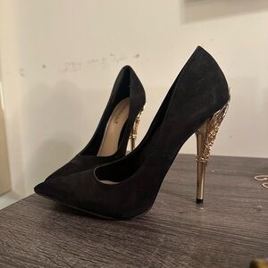 Elegant Black and Gold Women's Heels Shoedazzle